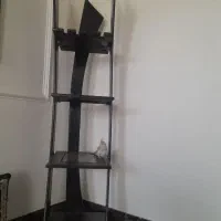 بوفه کوچک چوبی و تابلو