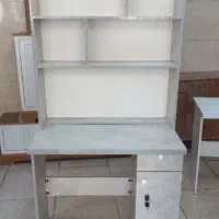 میز تحریر و اشگاف و کتابخانه