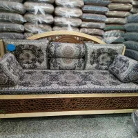 تخت چوبی سنتی شاهنشین و پشتی در جاده شاندیز