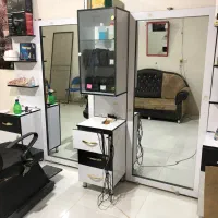 دکور با اینه با صندلی