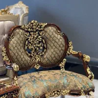 هنرجو برای کارگاه نقاشی مبل
