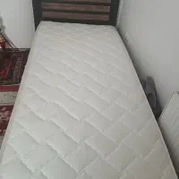 تخت چوبی قهوه ای سوخته