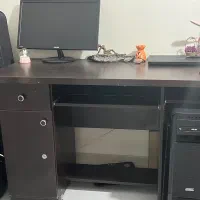 میز تحریر و کامپیوتر