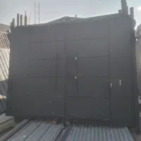 استاد در باغی