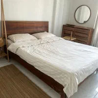 تخت دو نفره به همراه یک عدد پاتختی