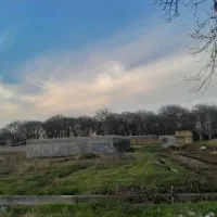 زمین بر جاده اصلی