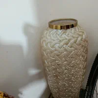 گلدان کنار سالنی بزرگ