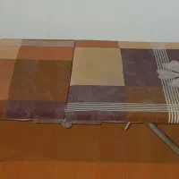 میز اتوی نشسته