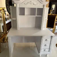 میز کامپیوتر و کتاب خانه