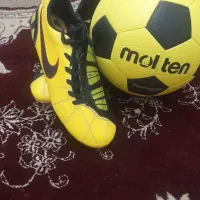 توپ مولتن به همراه کفش چمن