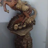 مجسمه اسب بهمراه پایه
