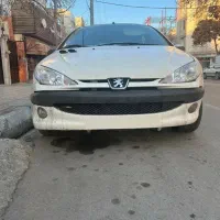 ماشین داخل پارکینگه
