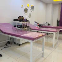 تخت ماساژ و وسایل سالن