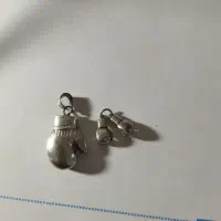 تو سینه‌ای نقره دستکش نقره