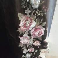 پرده مخمل ترک قهوه‌ای سوخته کنار پرده