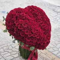 فروشنده خانم  در گلفروشی مسکن