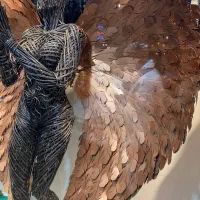 مجسمه فلزی و فرشته فلزی