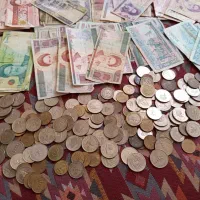تعداد زیادی سکه و پول کاغذی قدیمی