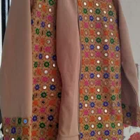 تعدادی لباس و میز