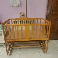 تخت کنار مادر