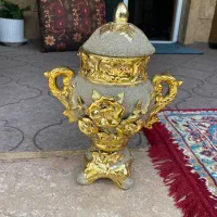 گلدان طلایی میز خاطره پشتی تابلو گلدان