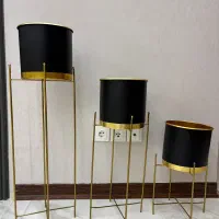 گلدان فلزی با پایه فلزی