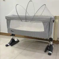 تخت کنار مادر زوییه
