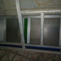 درب آلمینیوم با پنجره یکسره و یک پنجره جداگانه