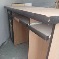 میز تحریر و کامپیوتر بزرگ