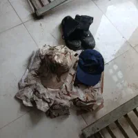 چند دست لباس سربازی وپوتین وکاپشن