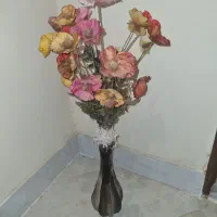 گلدان با گل مصنوعی