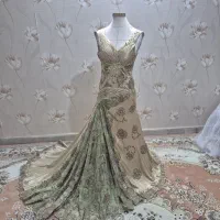تعدادی لباس مجلسی به فروش میرسد