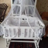 تخت کنار مادر گهواره ایی