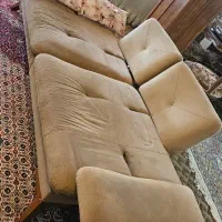 مبل راحتی تخت خواب شو با میز ناهارخوری رنگ خنثی