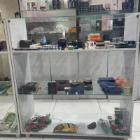 ۱عدد ویترین سه طبقه  ترکیب شیشه و ام دی اف