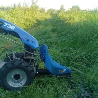 علف زنی در باغ و مزرعه با دروگر