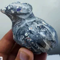 گنجشک سنگی با سنگ یاقوت کبود