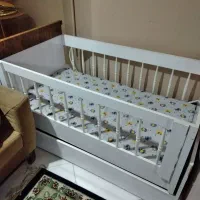 تخت گهواره کنار مادر