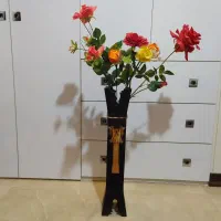 گلدان چوبی و گل مصنوعی