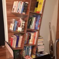میز تحریر و کتابخانه