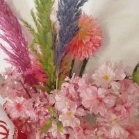 چند شاخه گل مصنوعی