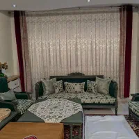 پرده تمیز و سالم در حد نو نو با چوب پرده