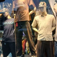 فروشنده پوشاک ۱۵ تا ۲۲ سال