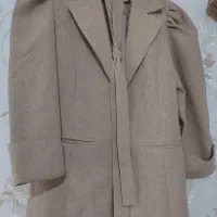 کت  کرم  همراه بند کراوات رو لباس