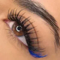 نیازمندناخنکار و مژه کار در سالن زیبایی