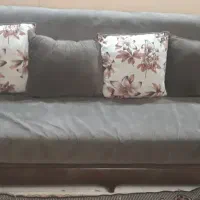 ۱عدد مبل تک نفر و یک عدد مبل ۳نفر  به همراه ۵کوسن