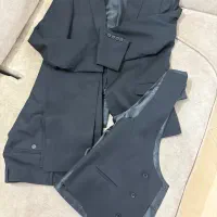 کت و شلوار یکبار پوشیده شده