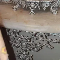 آینه شمعدان و ساعت با میز سنگی نقره ای رنگ