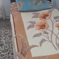 تخت باکسی یکنفره بدون تشک یکمم فرو رفتگی داره