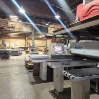 برشکار و اپراتور نوار لبه و کارگر ساده